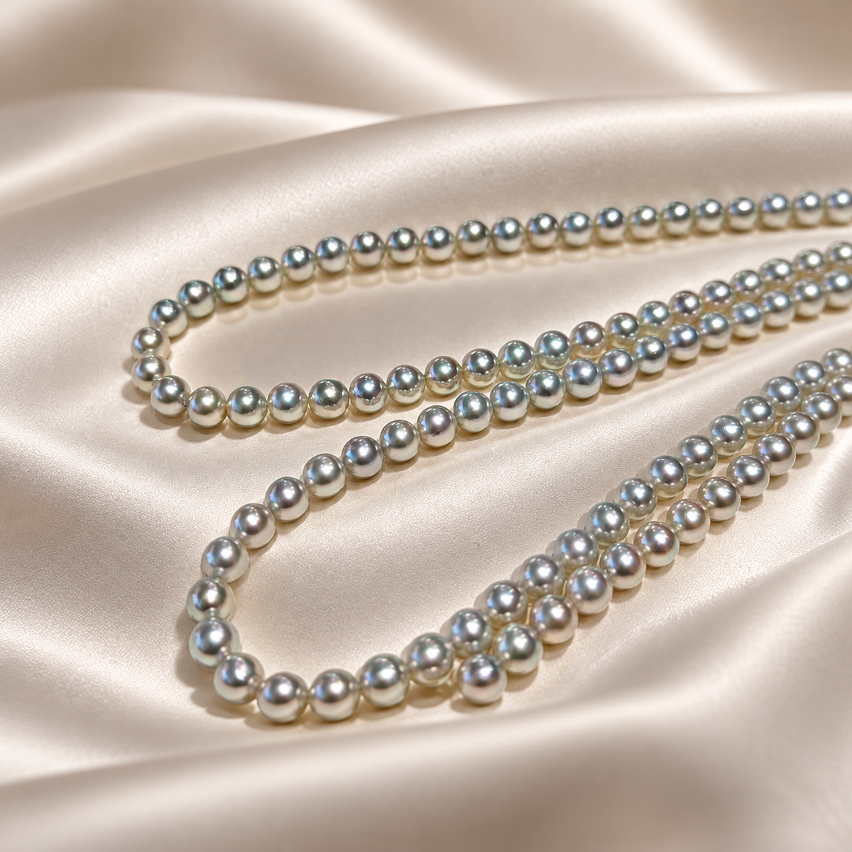 Grey-violet pearl strands, editorial photograph 3